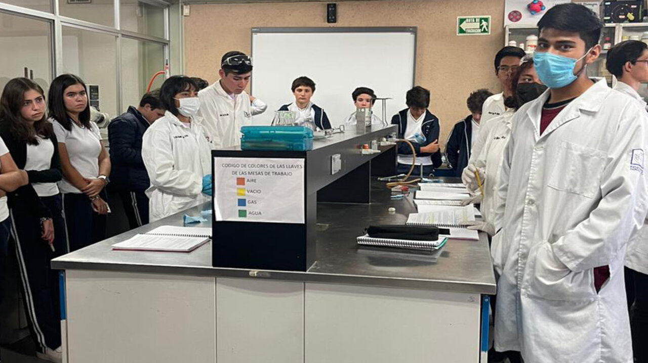 UTM recibe a estudiantes del Instituto Cumbres interesados en Biotecnología
