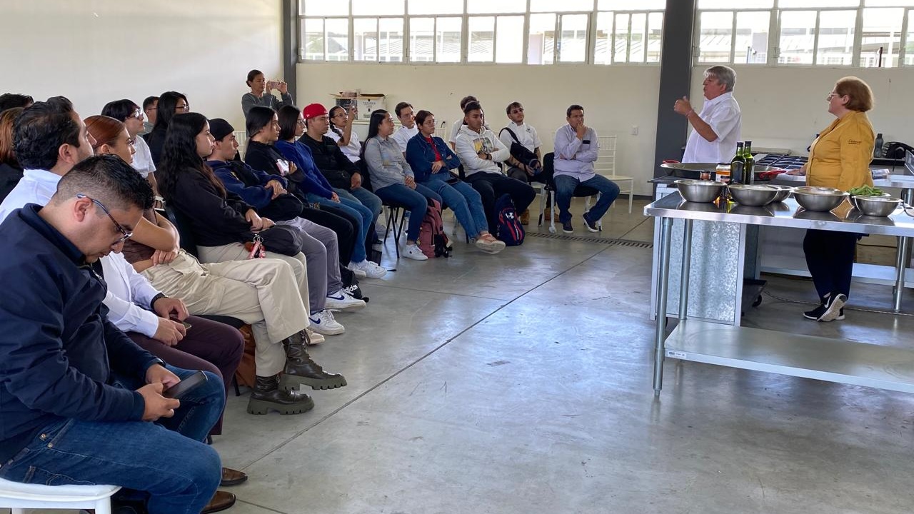 Reciben estudiantes de la UTM conferencias y talleres de gastronomía española