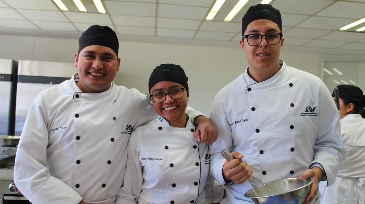Alumnos de la licenciatura en gastronomía de la Universidad Tecnológica de Morelia UTM